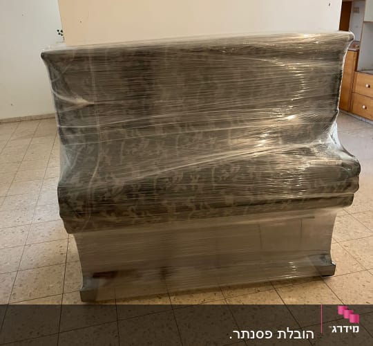 פסנתר עטוף בניילון לקראת מעבר דירה